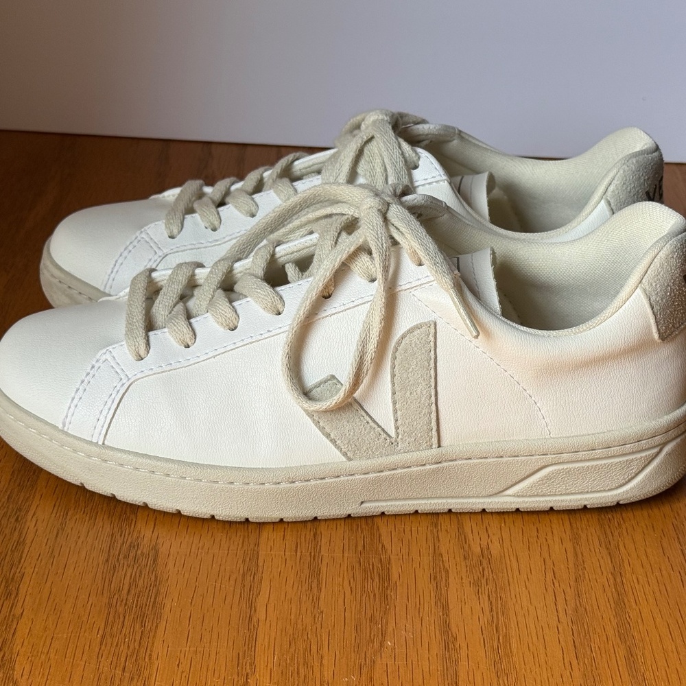 Veja URCA CWL WHITE NATURAL Women's 8